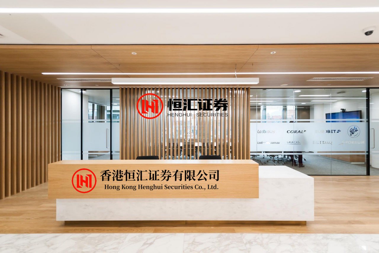 翔云优配 冯宝宝的身世秘密快藏不住了！第六季预告里那个青铜面具，和1944年无根生戴的简直一模一样。当年三十六贼结义的壁画突然出现在唐门禁地，宝儿姐摸到壁画时头发都飘起来了——这哪是偶然，分明是制作组在暗示她和无根生共用同款长生密码。 （用具体画面强化悬念） 还记得第三季宝儿姐暴打全性时用...